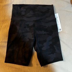 NWT Lululemon wunder train bike short 8 inch camo